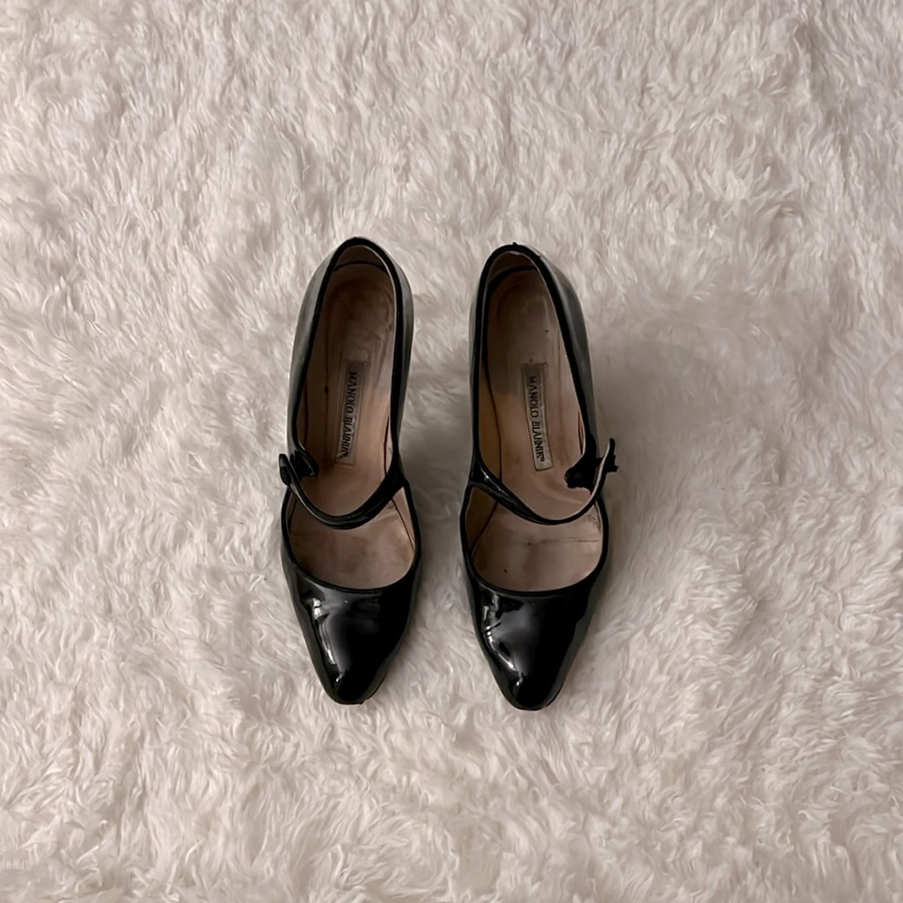 MANOLO BLAHNIK - Patent Leather semi-pointed toe strap Pumps